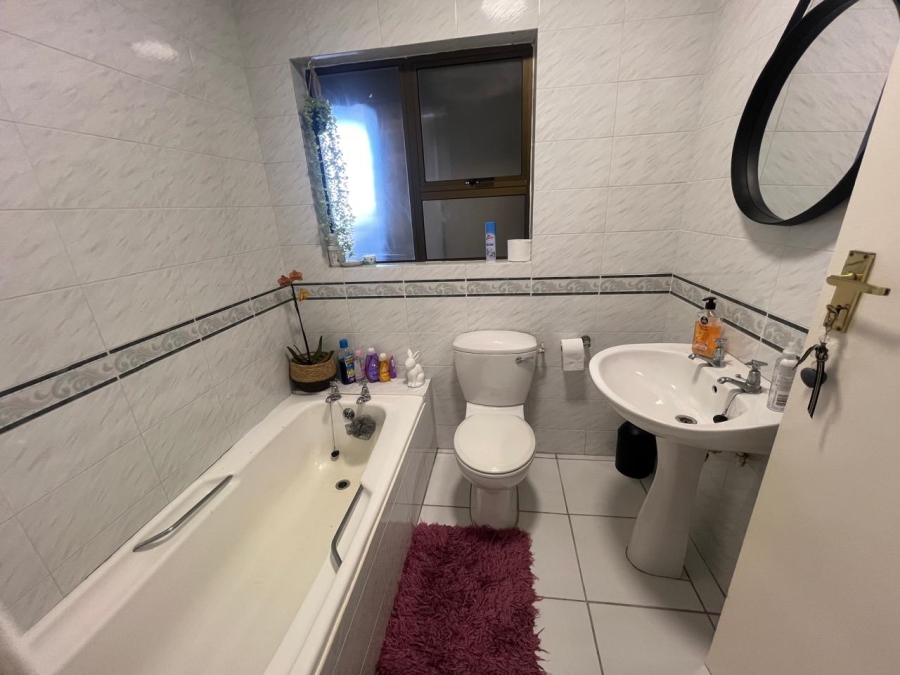 To Let 5 Bedroom Property for Rent in Table View Western Cape